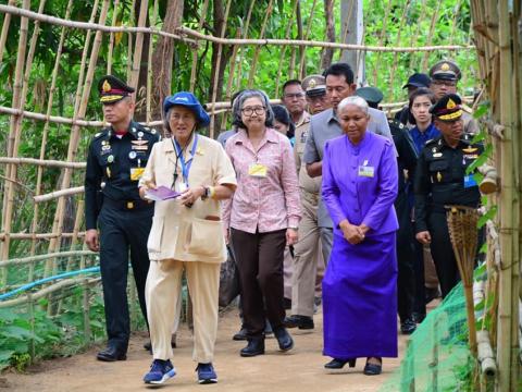 เสด็จฯ มาทรงปฏิบัติพระราชกรณียกิจในพื้นที่ บ้านตาลอง