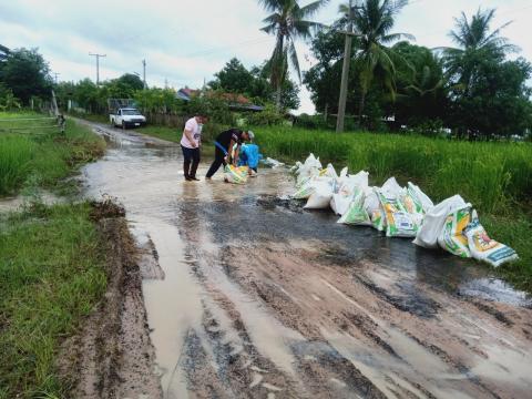 ตุลาคม 2565 องค์การบริหารส่วนตำบลทุ่งวัง ลงพื้นที่ช่วยน้ำท่วม