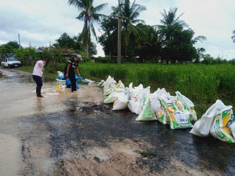 ตุลาคม 2565 องค์การบริหารส่วนตำบลทุ่งวัง ลงพื้นที่ช่วยน้ำท่วม