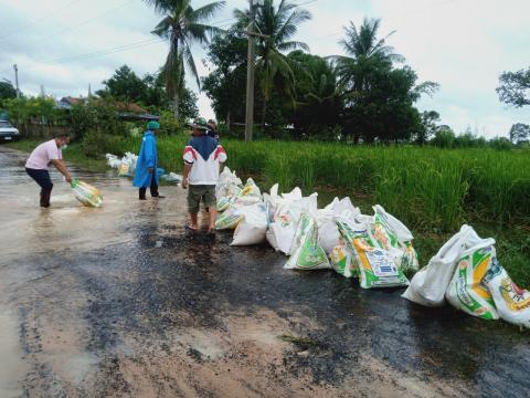 ตุลาคม 2565 องค์การบริหารส่วนตำบลทุ่งวัง ลงพื้นที่ช่วยน้ำท่วม