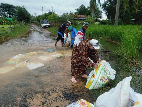 ตุลาคม 2565 องค์การบริหารส่วนตำบลทุ่งวัง ลงพื้นที่ช่วยน้ำท่วม