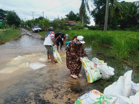 ตุลาคม 2565 องค์การบริหารส่วนตำบลทุ่งวัง ลงพื้นที่ช่วยน้ำท่วม